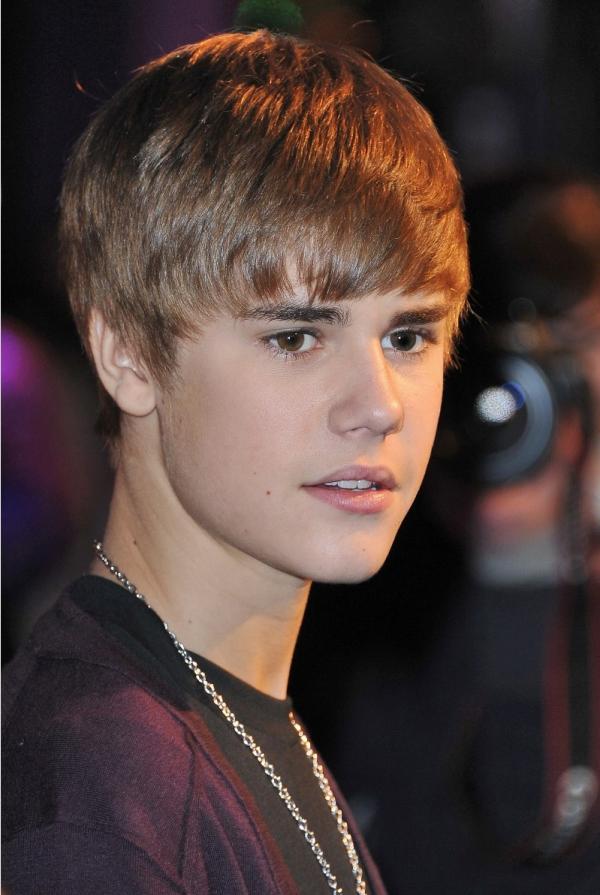 pictures of justin bieber smiling. 2010 Justin Bieber smiling amp